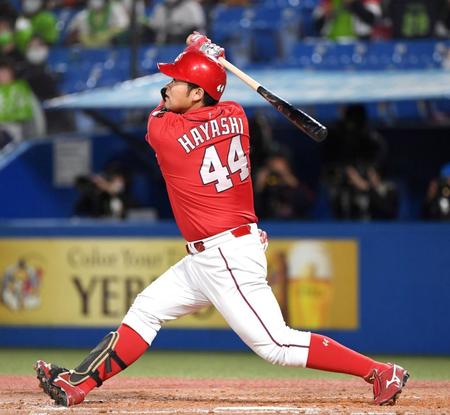 ２回、左中間に先制２ランを放つ林（撮影・佐藤厚）