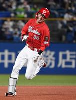 ７回、宇草は中前安打、塩見が後逸し同点のホームへ向かう（撮影・佐藤厚）