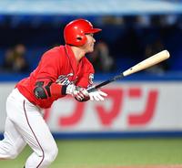 ７回、勝ち越し打を放つ広島・坂倉（撮影・西岡正）