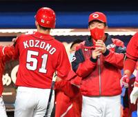 ７回、坂倉の勝ち越し打で生還した小園（左）を迎える広島・佐々岡監督（撮影・西岡正）