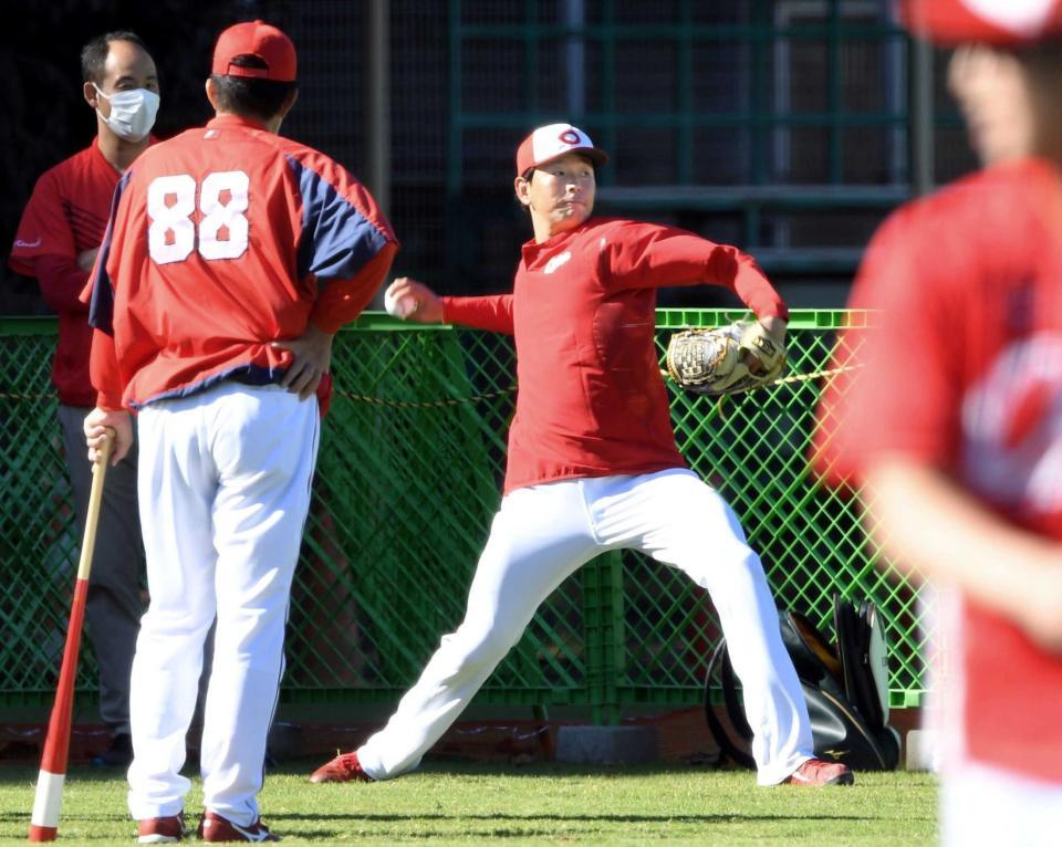 　佐々岡監督（８８）の前で投球練習する大瀬良（撮影・佐藤厚）