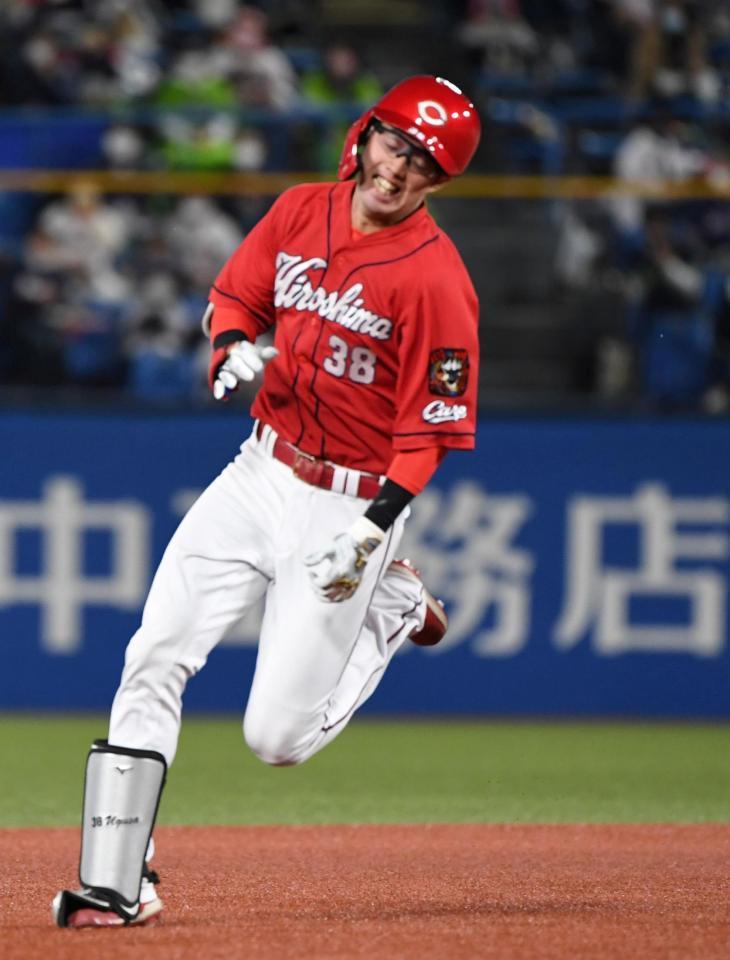 ７回、宇草は中前安打、塩見が後逸し同点のホームへ向かう（撮影・佐藤厚）