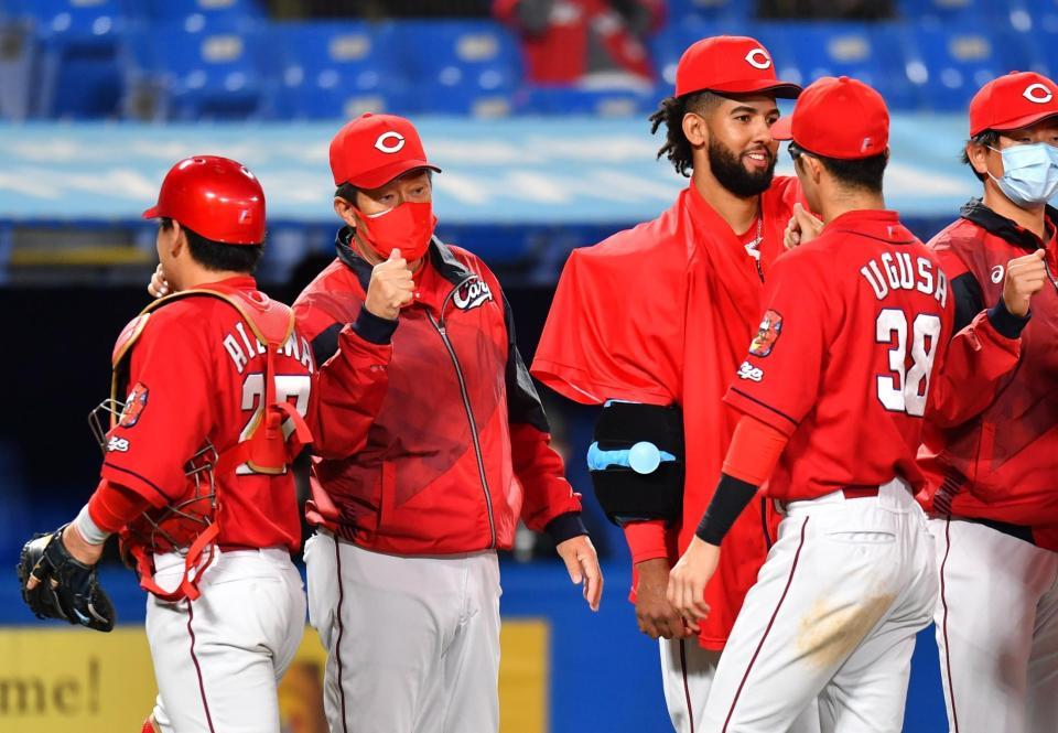 ヤクルトに勝利し、ナインを迎える広島・佐々岡真司監督（左から２人目）＝撮影・西岡正