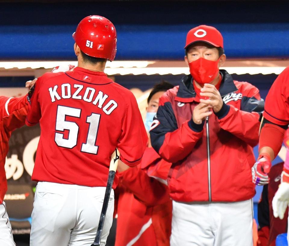 ７回、坂倉の勝ち越し打で生還した小園（左）を迎える広島・佐々岡監督（撮影・西岡正）