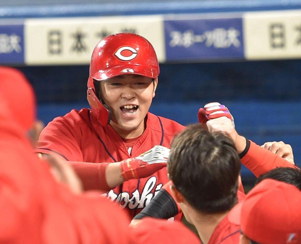２回、広島・林は先制２ランを放ち、ナインに出迎えられる（撮影・佐藤厚）