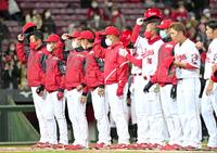 　引き分けで終わり、スタンドのファンへあいさつする佐々岡監督（左端）ら広島ナイン