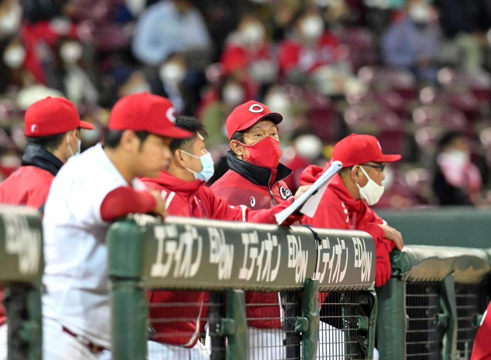 　ベンチから戦況を見守る佐々岡監督