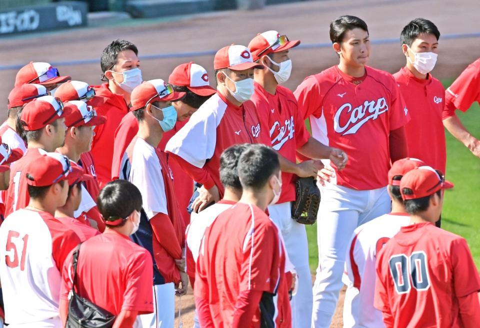 円陣に加わり話を聞く佐々岡監督（中央）＝撮影・立川洋一郎