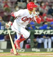 　３回、中前打を放つ小園（撮影・立川洋一郎）