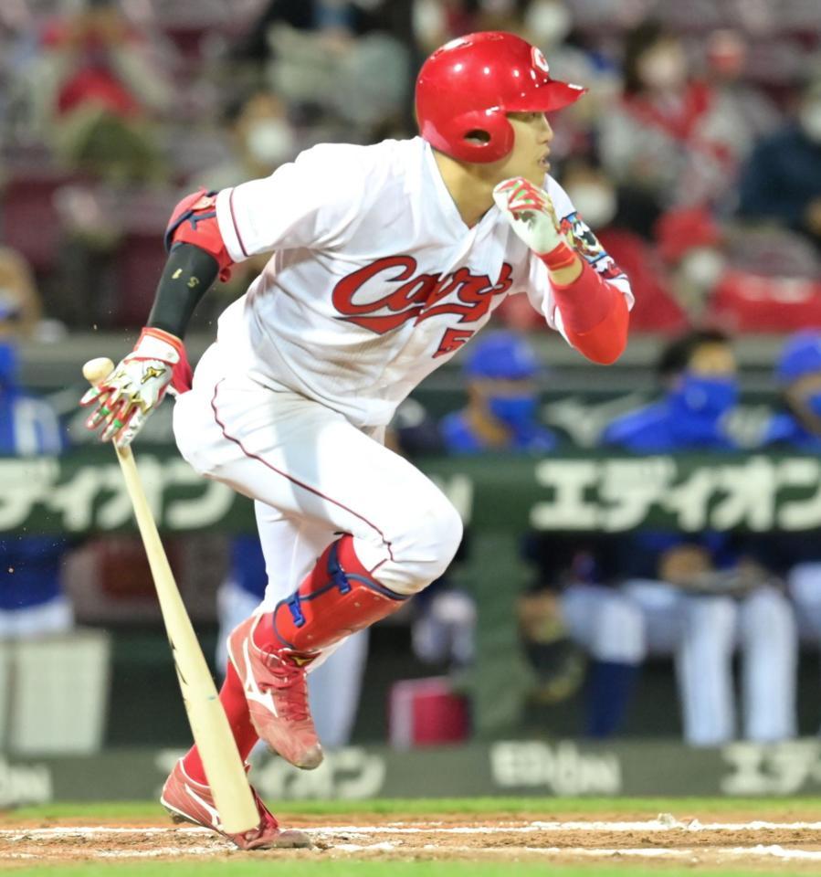 　３回、中前打を放つ小園（撮影・立川洋一郎）