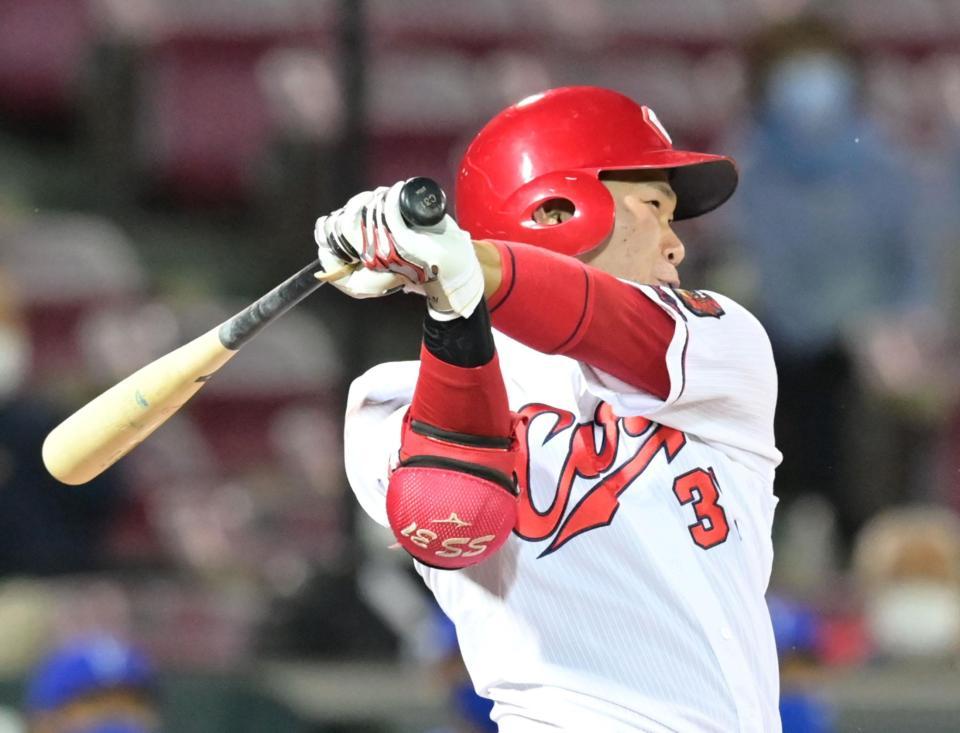 　６回、中前へ先制適時打を放つ坂倉（撮影・立川洋一郎）