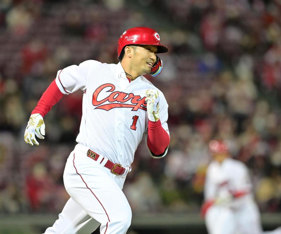 　６回、右前へ適時打を放ち笑顔で一塁へ駆ける代打・鈴木誠（撮影・立川洋一郎）