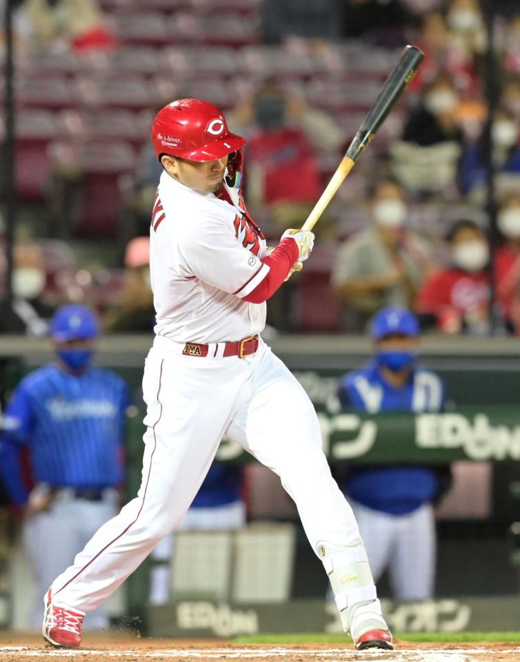 　６回、右前へ適時打を放つ代打・鈴木誠（撮影・立川洋一郎）