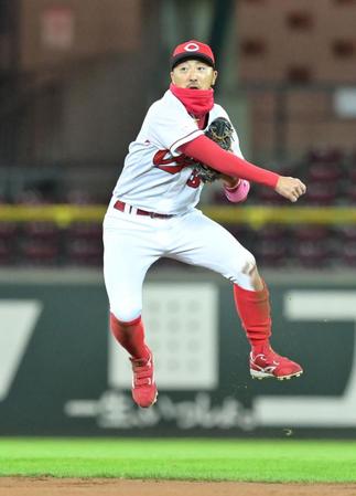 ５回、一塁へジャンピングスローを見せる菊池涼＝マツダスタジアム