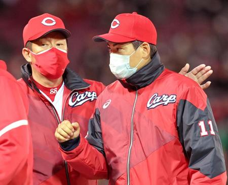 １３勝目を挙げ、佐々岡監督（左）からねぎらわれる九里（撮影・立川洋一郎）