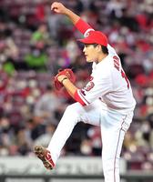 ヤクルト打線を相手に力投する九里（撮影・立川洋一郎）