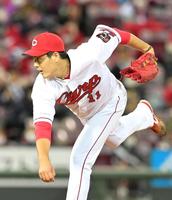ヤクルト打線を相手に力投する広島・九里亜蓮＝マツダスタジアム（撮影・立川洋一郎）