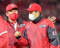 １３勝目を挙げ、佐々岡監督（左）からねぎらわれる九里（撮影・立川洋一郎）