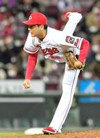 最後を締め、３６セーブ目を挙げた栗林（撮影・立川洋一郎）