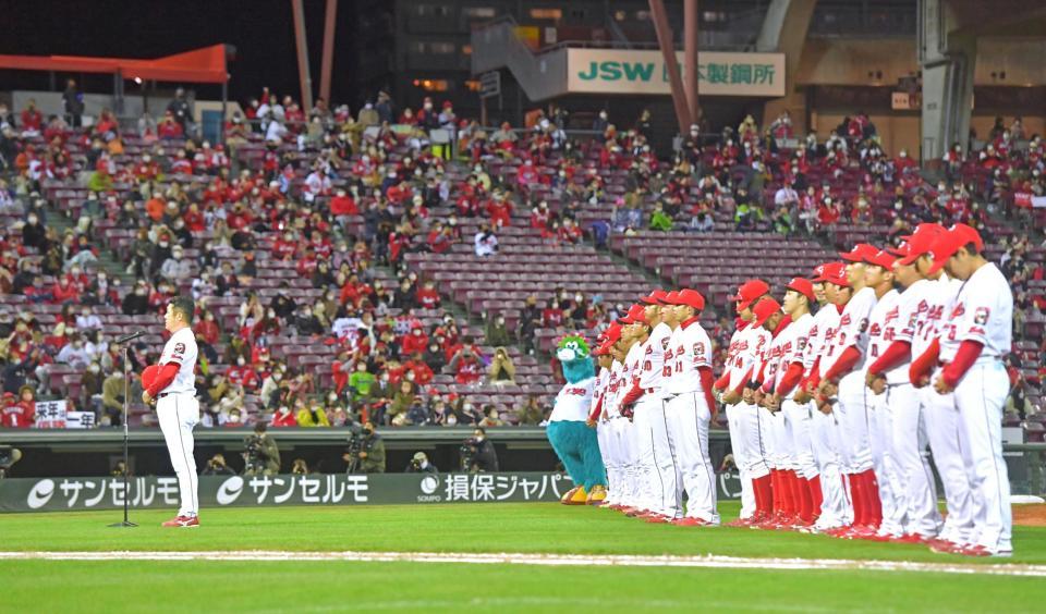 本拠地最終戦を終えて、スタンドのファンに感謝の言葉を伝える佐々岡監督（左）＝撮影・立川洋一郎