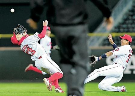 ６回、宮本の打球を背走しながら好捕する二塁手・菊池涼。右は右翼手・野間（撮影・立川洋一郎）