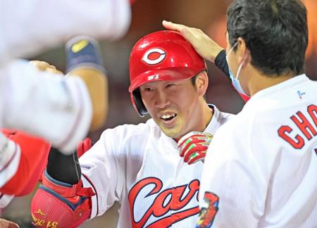 　４回、同点ソロを放ち、ナインに祝福される小園