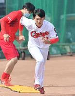 ダッシュを繰り返して汗を流す広島・小林樹斗＝マツダスタジアム（撮影・立川洋一郎）