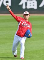 初の１軍登板へ向けて調整する広島・小林樹斗＝マツダスタジアム（撮影・立川洋一郎）