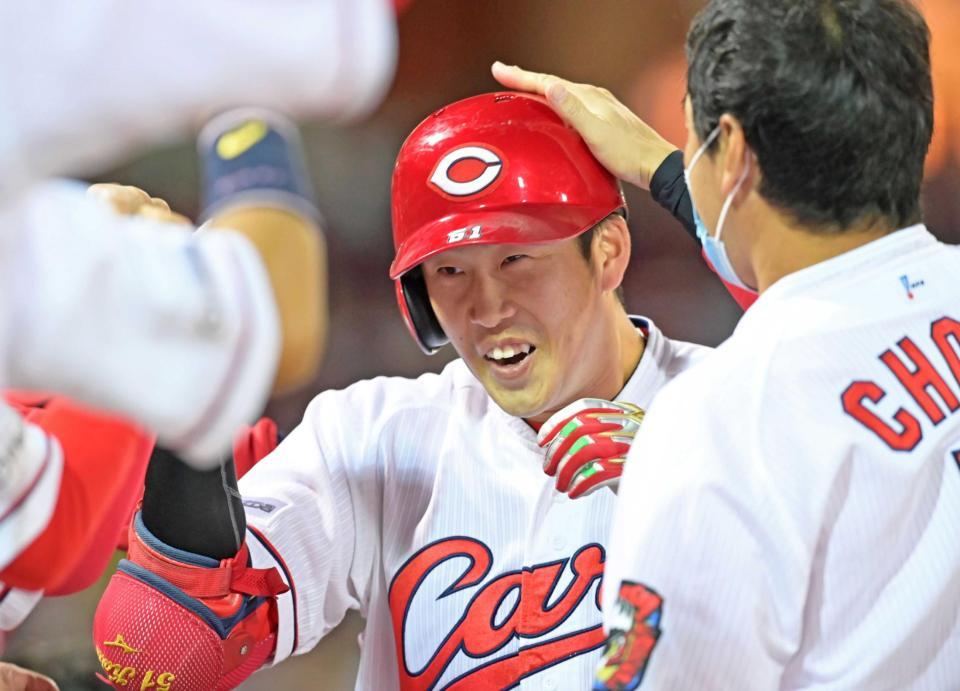 　４回、同点ソロを放ち、ナインに祝福される小園