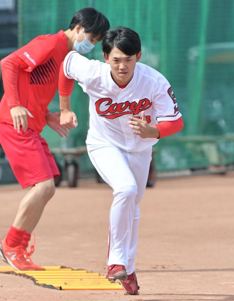 ダッシュを繰り返して汗を流す広島・小林樹斗＝マツダスタジアム（撮影・立川洋一郎）