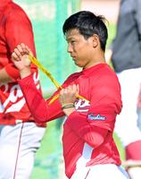 　チューブを使いトレーニングをする栗林（撮影・立川洋一郎）