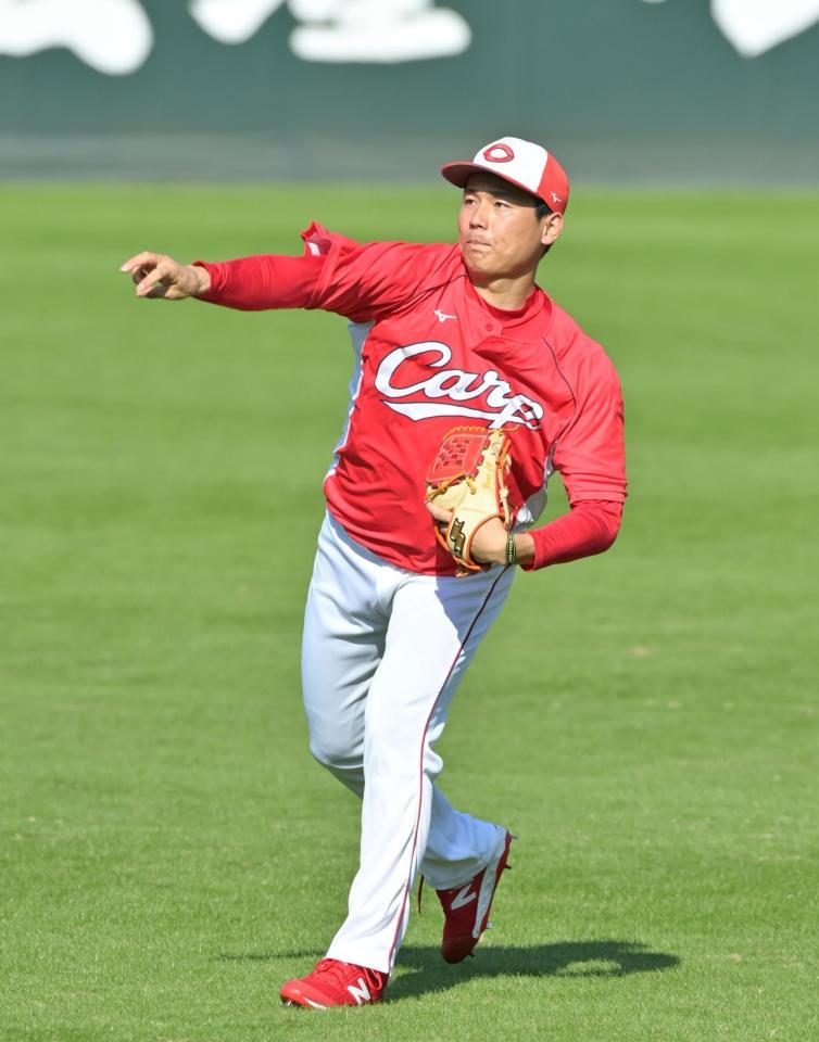 　キャッチボールをして汗を流す栗林（撮影・立川洋一郎）