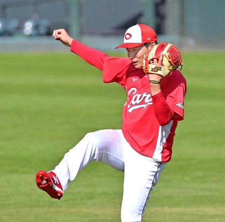 　キャッチボールをして汗を流す栗林（撮影・立川洋一郎）