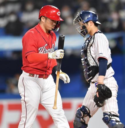 　５回、空振り三振に倒れる鈴木誠（撮影・西岡正）