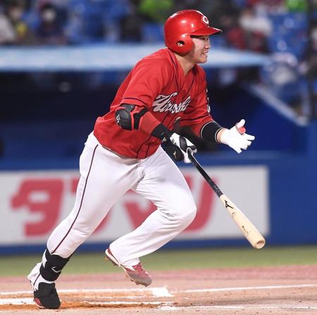 　１回、右前に先制適時打を放った坂倉（撮影・園田高夫）