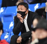 　ネット裏から小林を見つめる智弁和歌山・中谷監督（撮影・西岡正）