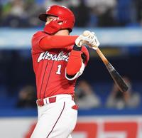 　５回、空振り三振に倒れる鈴木誠（撮影・西岡正）