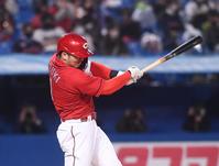 　５回、空振り三振に倒れた鈴木誠（撮影・園田高夫）