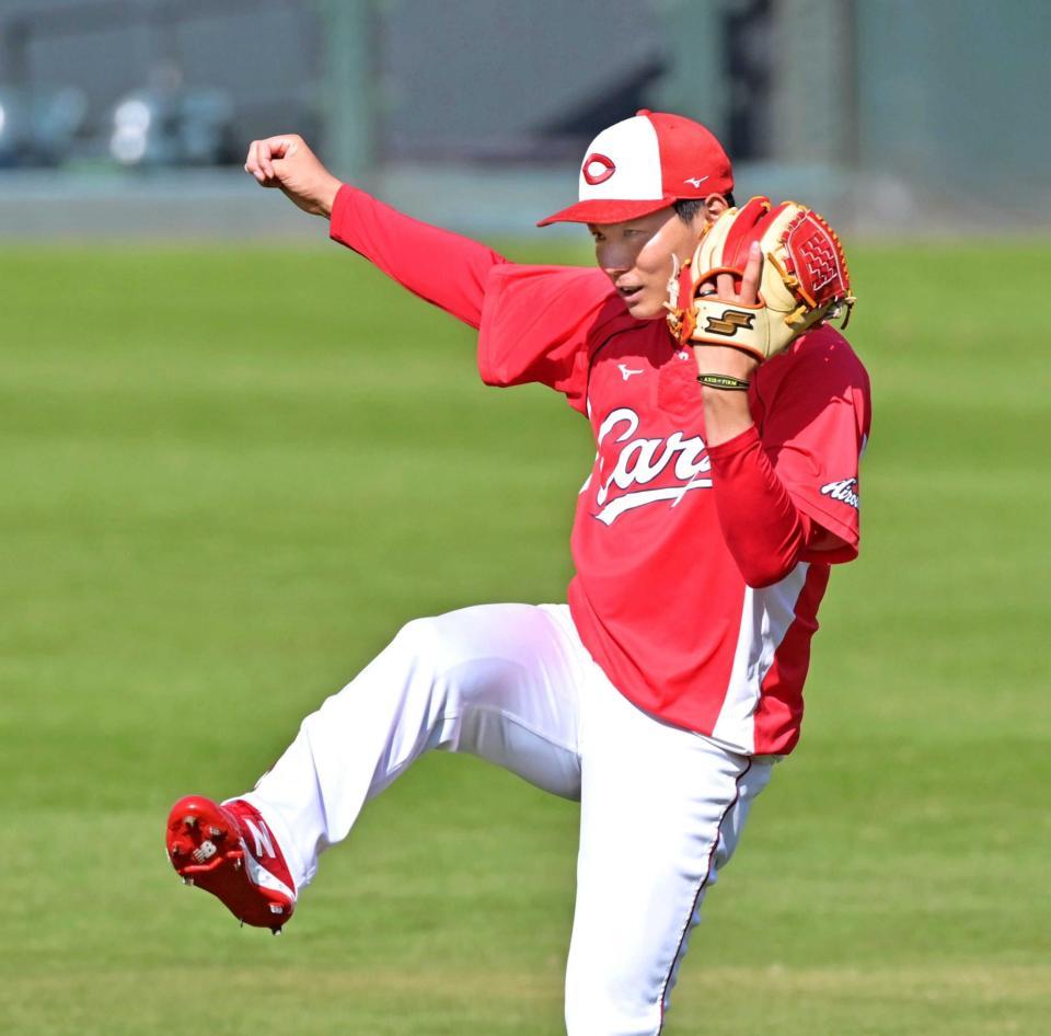 　キャッチボールをして汗を流す栗林（撮影・立川洋一郎）