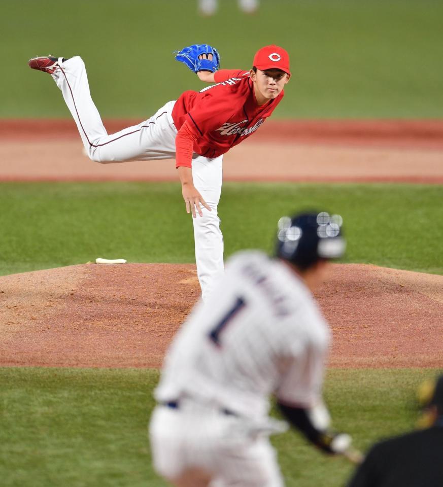 　１回、山田を空振り三振に仕留める小林（撮影・西岡正）