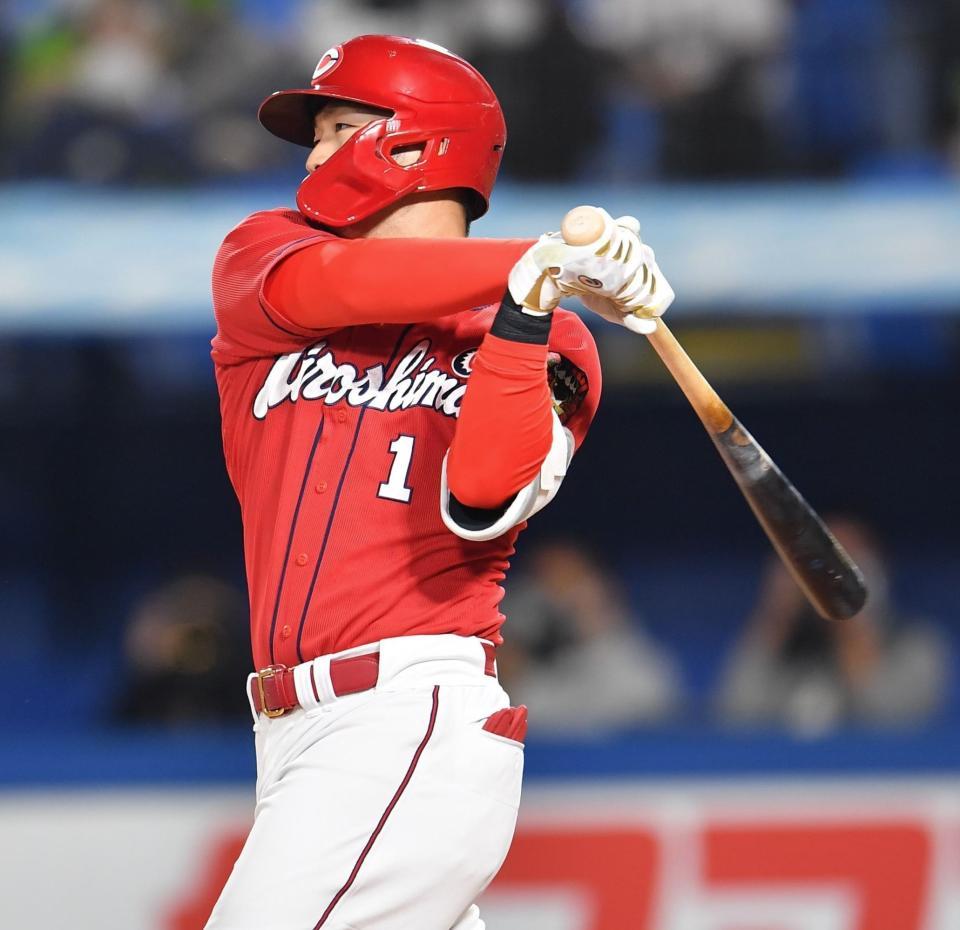 　５回、空振り三振に倒れる鈴木誠（撮影・西岡正）