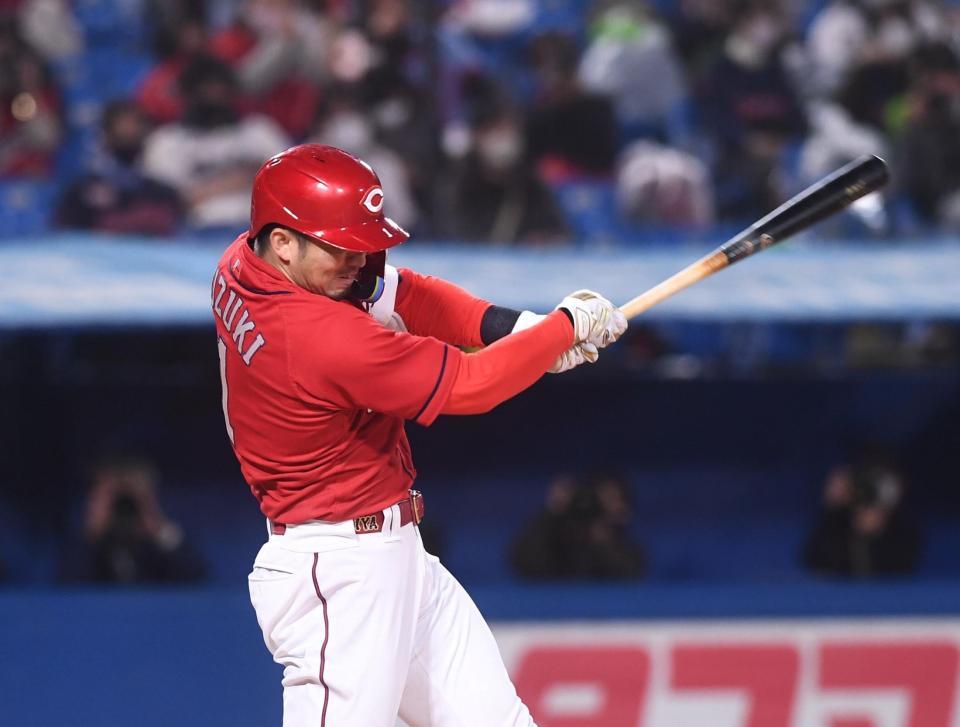 　５回、空振り三振に倒れた鈴木誠（撮影・園田高夫）