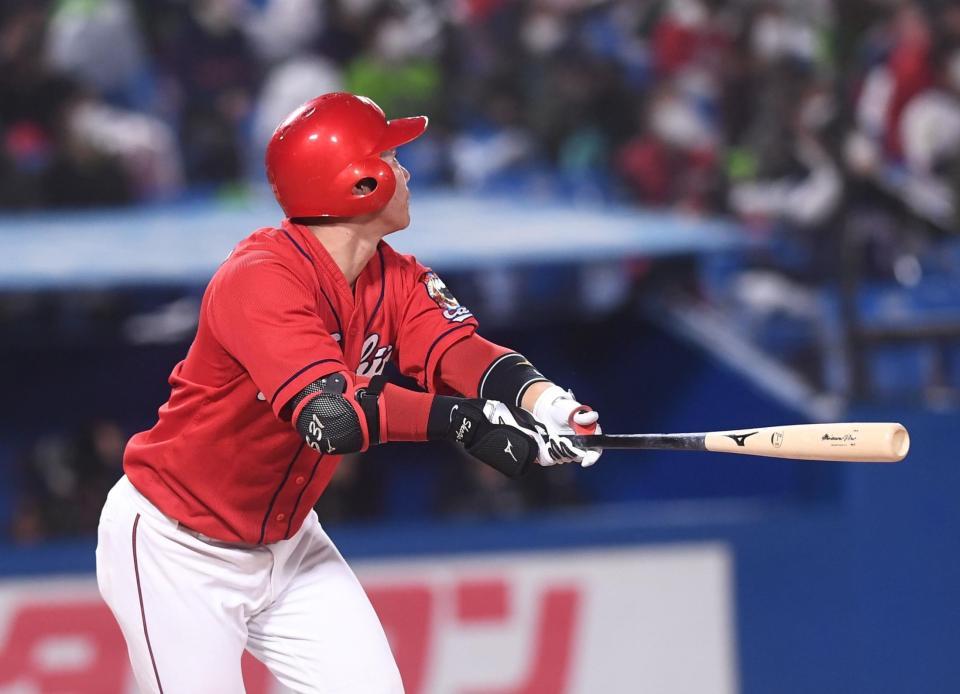 　６回、左中間に二塁打を放った坂倉（撮影・園田高夫）