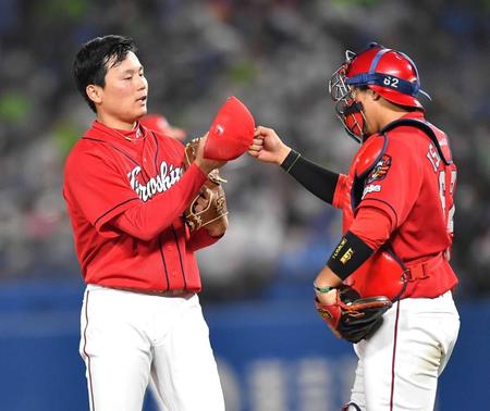 　新人最多タイ３７Ｓでシーズンを締めくくった栗林（左）