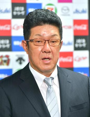 　オーナー報告を終えて、今シーズンの総括をする佐々岡監督（撮影・立川洋一郎）