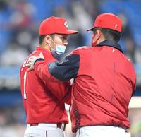 　今季最終戦を勝利で終え、佐々岡監督（右）に迎えられる