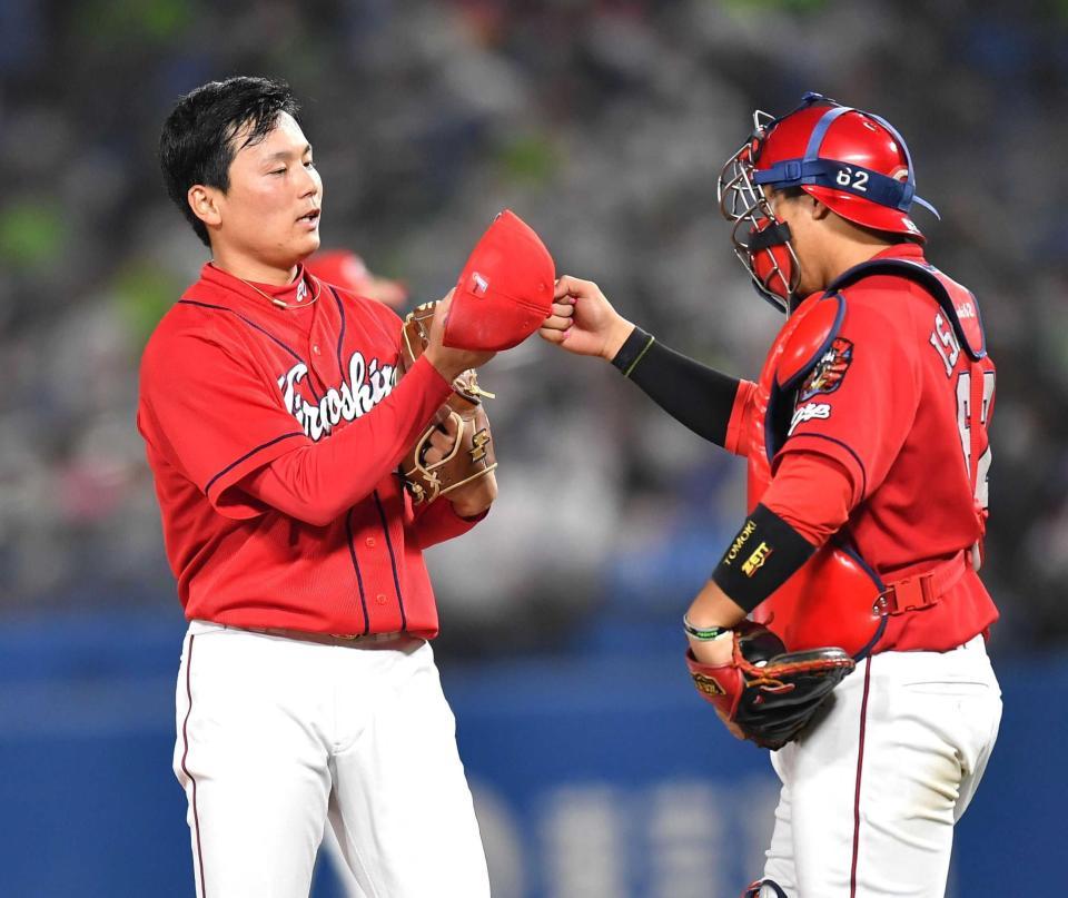 　新人最多タイ３７Ｓでシーズンを締めくくった栗林（左）