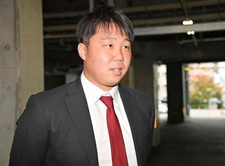 　広島から戦力外通告を受け、心境を語る高橋（撮影・立川洋一郎）