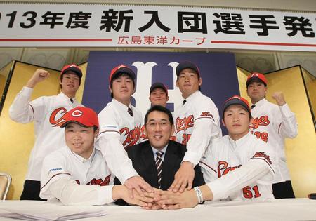 新入団発表に臨む（前列左から）高橋大、野村監督、鈴木誠、（後列左から）辻、上本、美間、下水流、森下＝２０１２年１２月１３日　