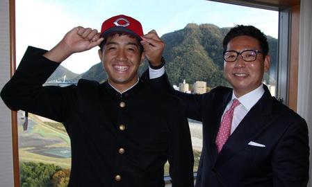 　岐阜城を背にプロ入りへ向けた意気込みを語った県岐阜商の高木翔斗捕手（左）。（右）は広島の松本有史スカウト